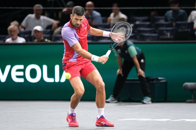 Djokovic sofre para chegar aos quartos de final do Masters 1000 de Paris