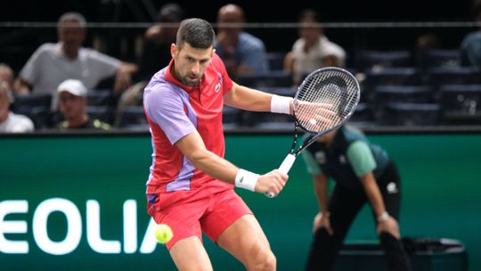 Djokovic sofre para chegar aos quartos de final do Masters 1000 de Paris