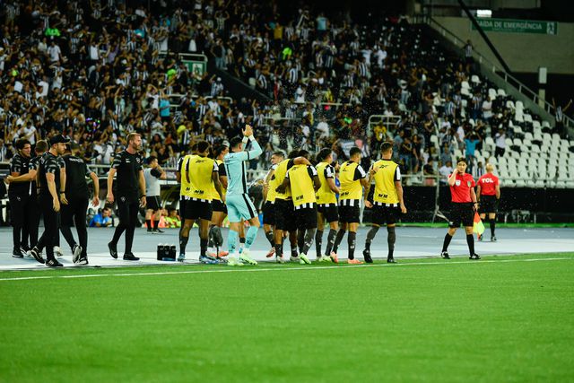 Jogador do Botafogo 'atira-se' a Abel Ferreira: «Hoje não reclamou»