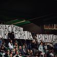 Claque do Sporting ergueu tarja em protesto com a Liga