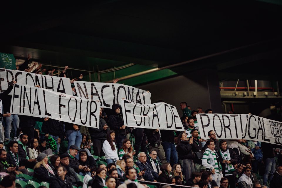 Claque do Sporting ergueu tarja em protesto com a Liga