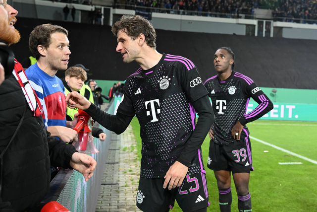 Eliminados, jogadores do Bayern não cumprimentam adeptos e Müller explode