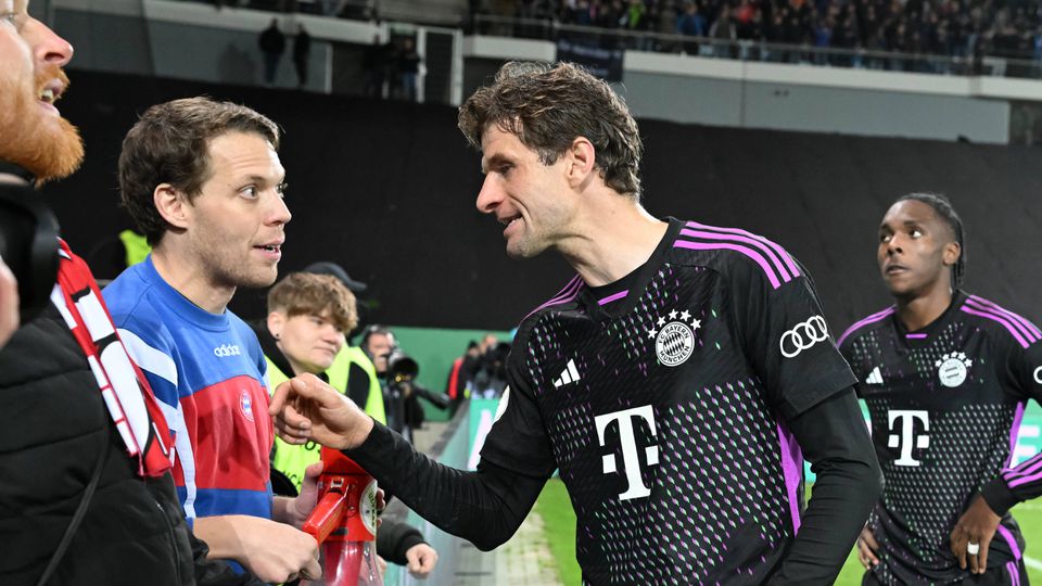 Eliminados, jogadores do Bayern não cumprimentam adeptos e Müller explode