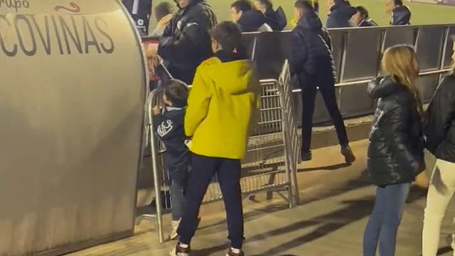 Ficou tão feliz com a camisola de Kubo que lhe ofereceu um saco de pipocas