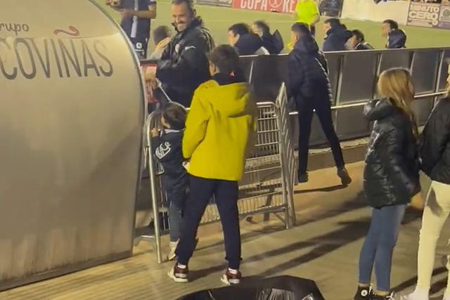 Ficou tão feliz com a camisola de Kubo que lhe ofereceu um saco de pipocas