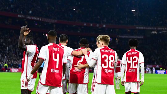 Pára tudo: Ajax regressa aos triunfos na estreia de Van't Schip (veja os golos)