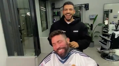 Vídeo: rivalidade Barcelona-Real Madrid chegou à barbearia