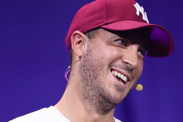 «Hazard está feliz, se lhe apetecer pode fumar um cigarro ou comer um hambúrguer»