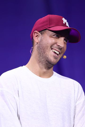 «Hazard está feliz, se lhe apetecer pode fumar um cigarro ou comer um hambúrguer»