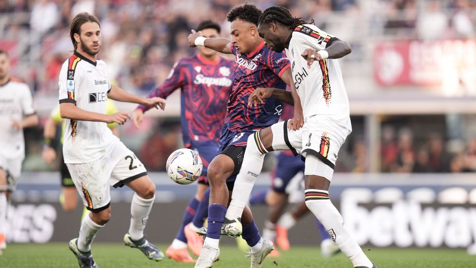 Santiago Castro (Bolonha) luta com Kialonda Gaspar (Lecce) em jogo da Serie A italiana