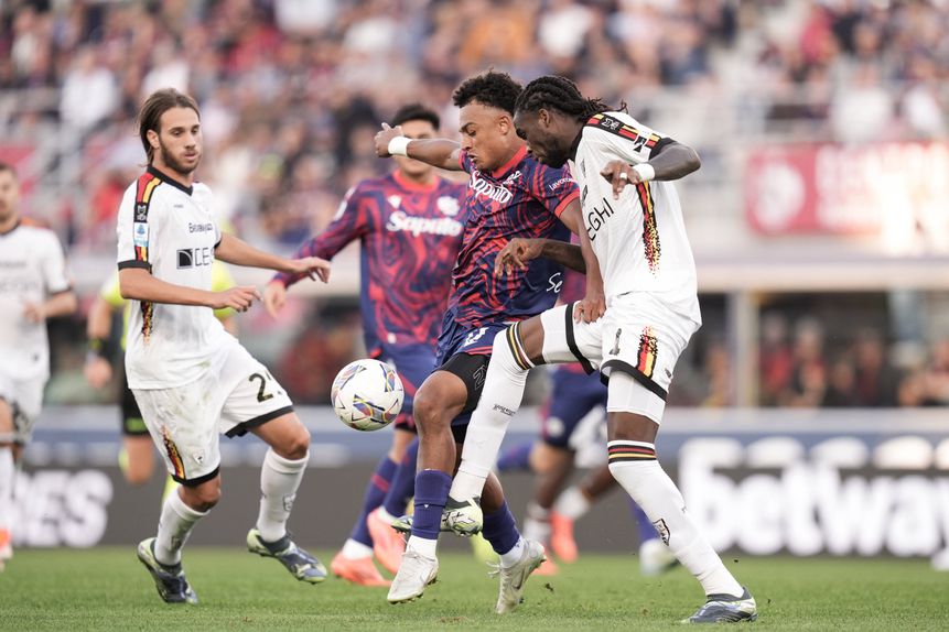 Santiago Castro (Bolonha) luta com Kialonda Gaspar (Lecce) em jogo da Serie A italiana