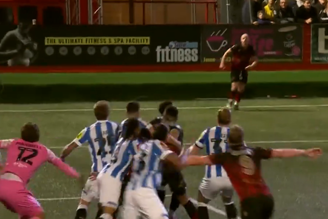 Equipa da 5.ª divisão inglesa segue na Taça com golo... de lançamento lateral