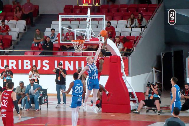 Benfica bate FC Porto em clássico com emoção até ao fim