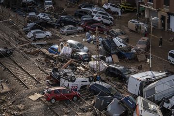 Valência: mais de 200 mortos, vizinhos solidários, exército a chegar