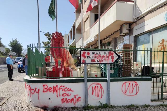 Núcleo Sportinguista de Faro vandalizado com grafitis do Benfica