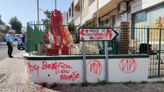 Núcleo Sportinguista de Faro vandalizado com grafitis do Benfica