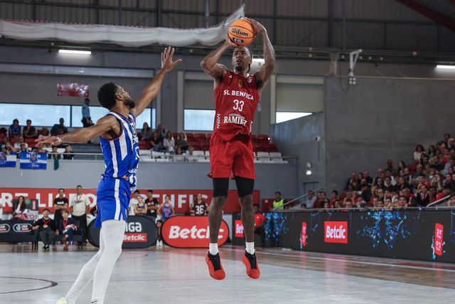 Benfica bate FC Porto e não perde na Liga há 20 jogos
