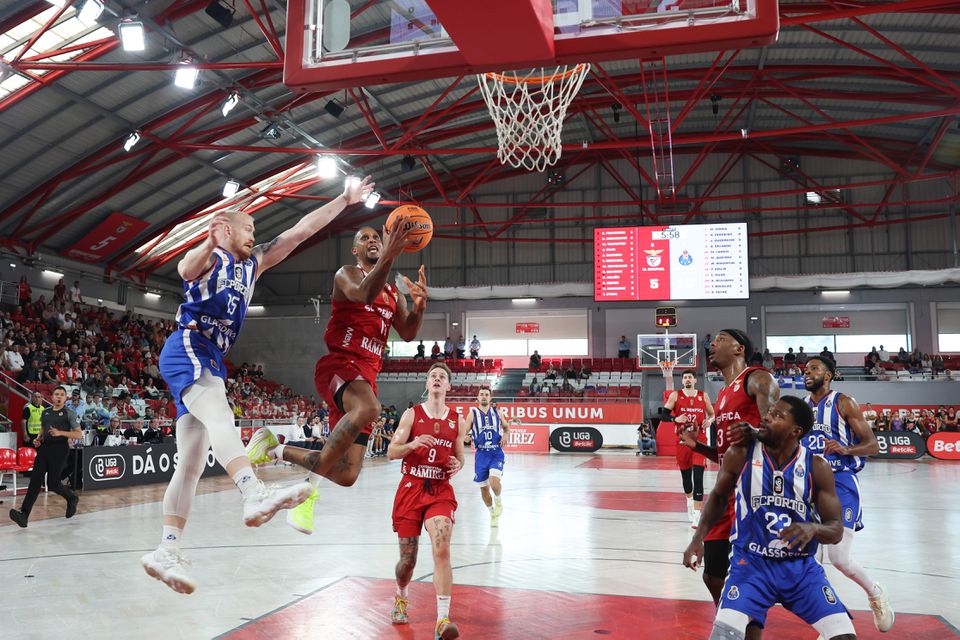 Benfica derrota FC Porto por 82-77 e mantém invencibilidade na Liga