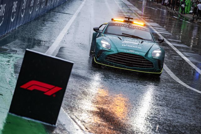 Chuva intensa adia qualificação no Brasil para domingo de manhã