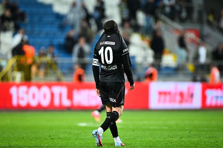 Kokçu desiludido num jogo do Besiktas