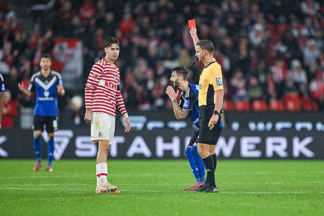 Fábio Vieira a ver o segundo vermelho em sete jogos pelo Hamburgo na Bundesliga