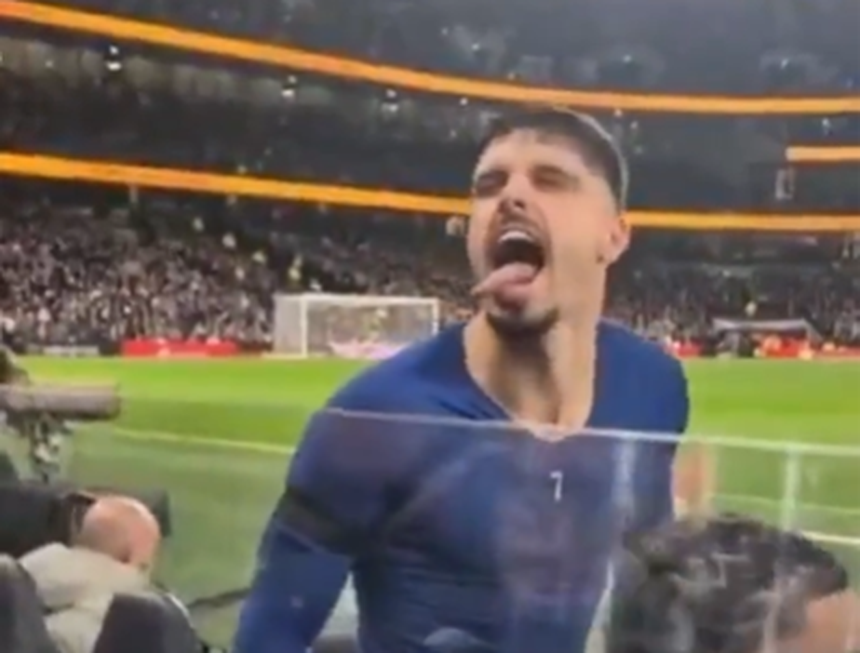 A curiosa reação de Pedro Neto na visita do Chelsea ao Tottenham