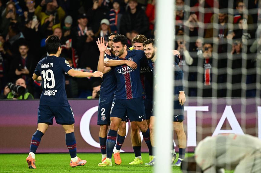 Gonçalo Ramos a celebrar mais um golo pelo PSG a saltar do banco de suplentes
