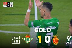 Antony regressa aos golos pelo Betis e com um golaço do meio da rua