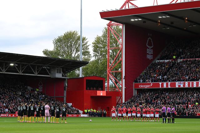 Minuto de silêncio no duelo entre o Nottingham Forest e o Manchester United