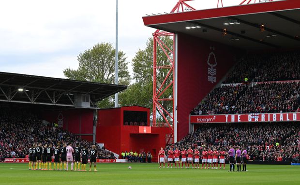 Minuto de silêncio no duelo entre o Nottingham Forest e o Manchester United