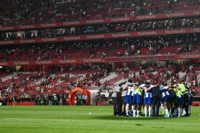 Um jogo do FC Porto na Luz... mas não como adversário do Benfica, imagina? - Foto: A BOLA