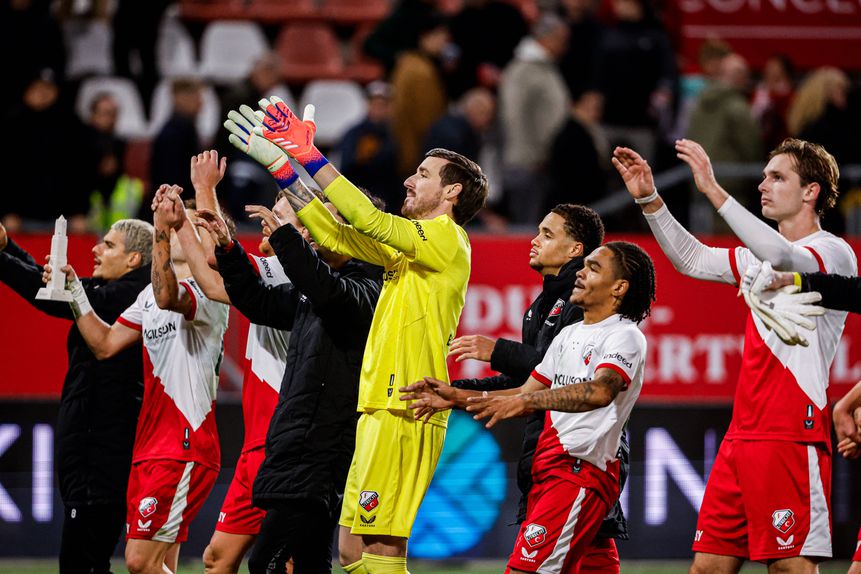 Jogadores do Utrecht a agradecerem o apoio dos adeptos em casa