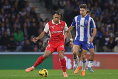 Zalazar pressionado por Francisco Moura no jogo entre o FC Porto e o SC Braga - Foto: Kapta+/Eduardo Oliveira