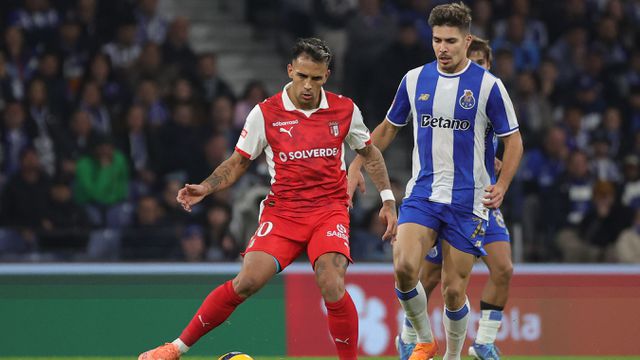 Zalazar pressionado por Francisco Moura no jogo entre o FC Porto e o SC Braga - Foto: Kapta+/Eduardo Oliveira