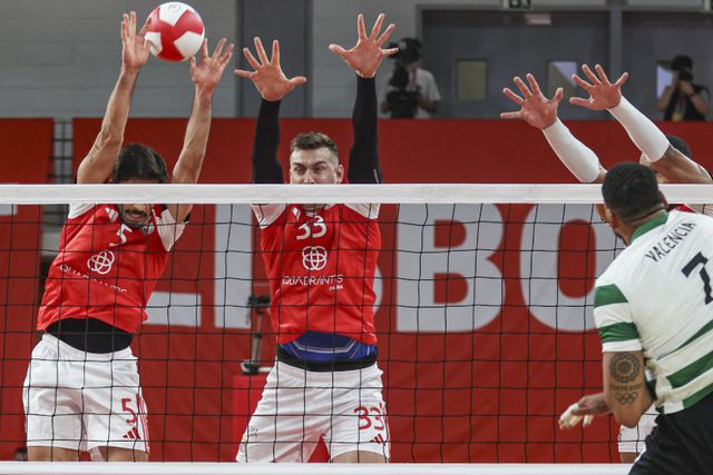 Bloco do Benfica tenta travar mais um poderoso remate de Edson Valencia      Fotografia SL Benfica