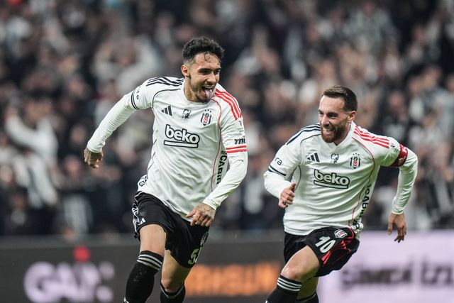 Kokçu festeja com Topçu golo do Besiktas frente ao Fenerbahçe - Foto: IMAGO