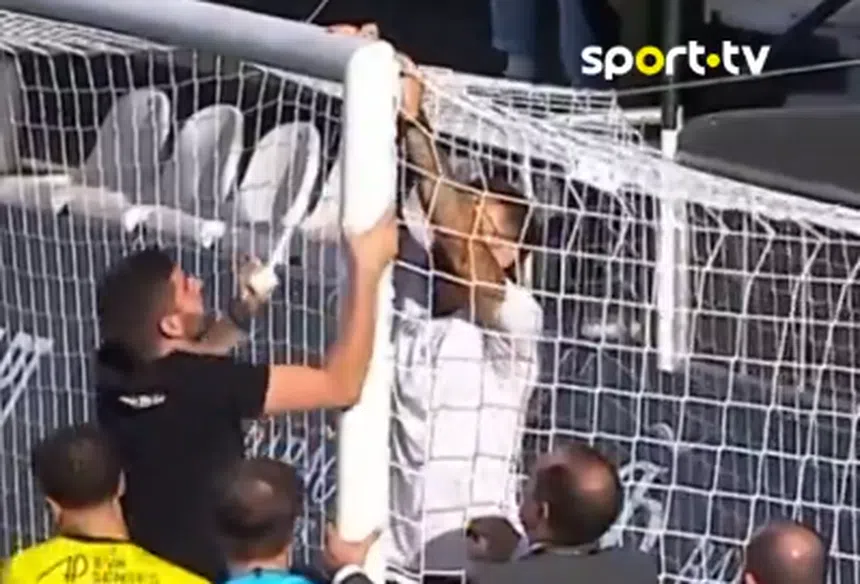 Farense-Benfica B: Rede rasgada? Fita resolve!