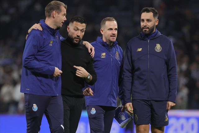 Francesco Farioli no final do jogo com a sua equipa técnica - Foto: Kapta+/Eduardo Oliveira