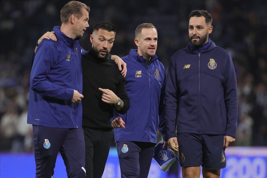 Francesco Farioli no final do jogo com a sua equipa técnica - Foto: Kapta+/Eduardo Oliveira