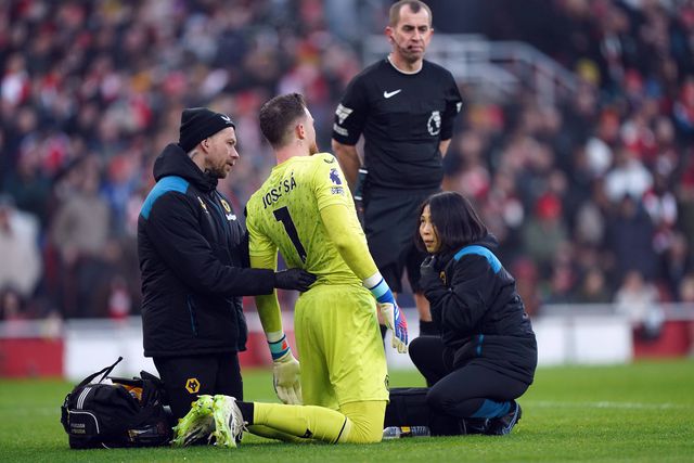 José Sá sai lesionado frente ao Arsenal