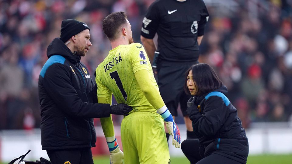 José Sá sai lesionado frente ao Arsenal