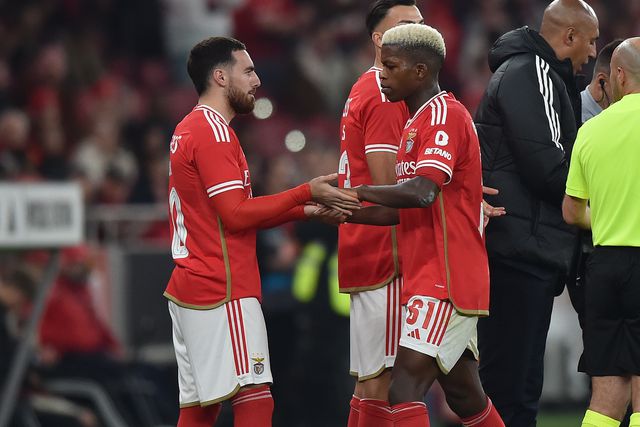 Benfica: Kokçu bate à porta mas ainda tem de esperar