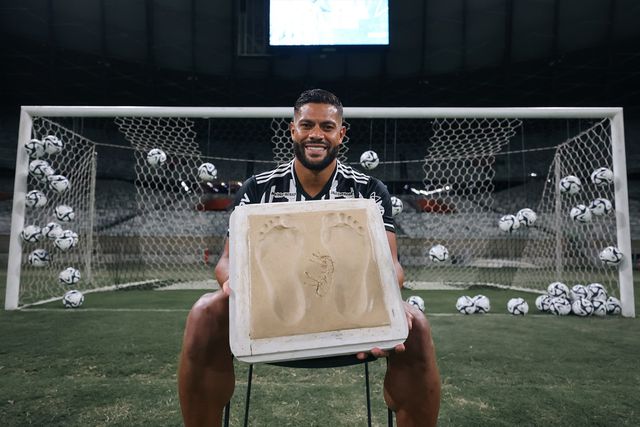 Surpresa! Hulk eternizado na 'calçada da fama' do Mineirão