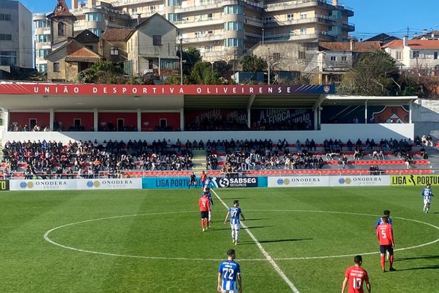O que foi isto? Defesa do FC Porto B queria marcar pontapé de baliza mas foi penálti (vídeo)