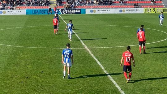 O que foi isto? Defesa do FC Porto B queria marcar pontapé de baliza mas foi penálti (vídeo)