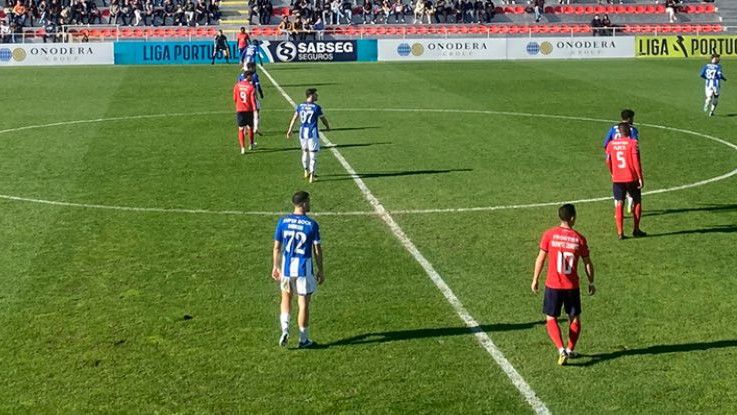 O que foi isto? Defesa do FC Porto B queria marcar pontapé de baliza mas foi penálti (vídeo)