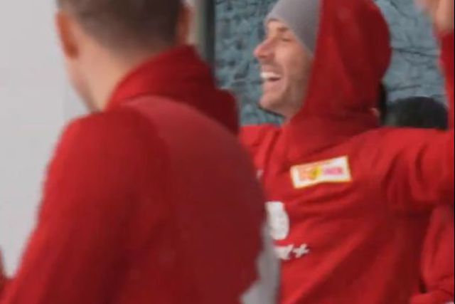 Vídeo: Jogo em Munique cancelado, mas há luta de bolas de neve