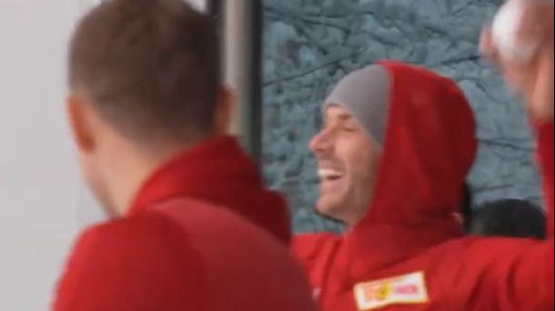 Vídeo: Jogo em Munique cancelado, mas há luta de bolas de neve