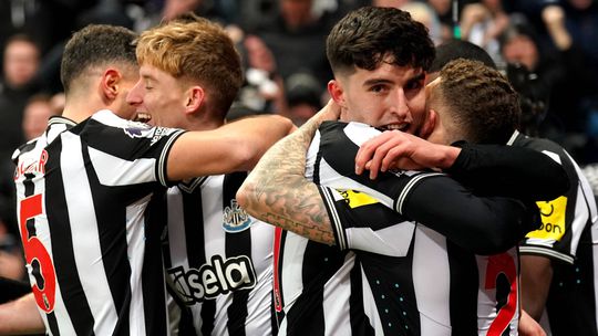 Newcastle vence e convence frente ao Manchester United