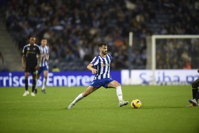 Dragão tenta sarar feridas frente a uma das presas prediletas